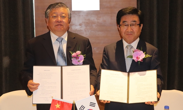 22일 상호협력에 합의한 차이쉐펑 중국수약협회장(왼쪽)과 곽형근 한국동물약품협회장(오른쪽)