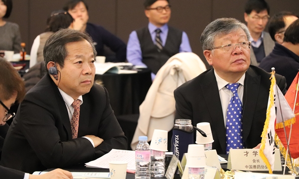 한중교류 확대를 위해 내한한 리밍 감찰소장(왼쪽)과 차이쉐펑 수약협회장(오른쪽)