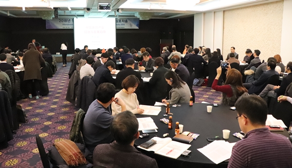 중국 현지 정보를 듣기 위해 100명이 넘는 업계 관계자들이 심포지움에 운집했다