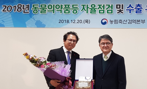 신창섭 버박코리아 대표(왼쪽)와 박봉균 농림축산검역본부장(오른쪽)