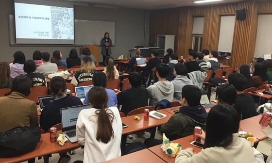 충남대학교에서 강연하는 강무숙 원장