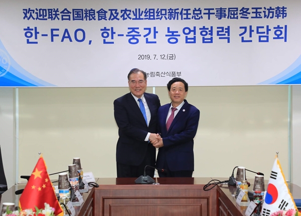 (왼쪽부터) 이개호 농식품부 장관과 취 동위 FAO 사무총장 당선인