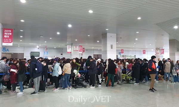 개장을 기다리는 긴 줄