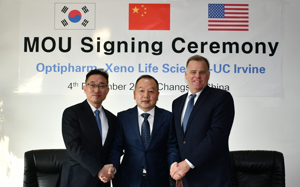 (왼쪽부터) 한성준 대표, 리우 빈 회장, 래키 교수 (사진 : 옵티팜)