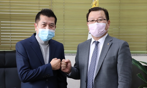 (왼쪽부터) 이재학 한미메드라인 대표와 허주형 대한수의사회장