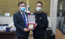 [포토뉴스] 2021 수의사 국가시험 장명근 수석에 대한수의사회 표창