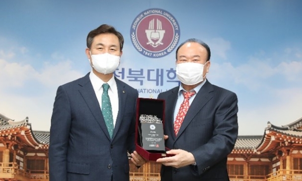 전북대 수의대, 윤신근 동문 기부에 감사패 수여