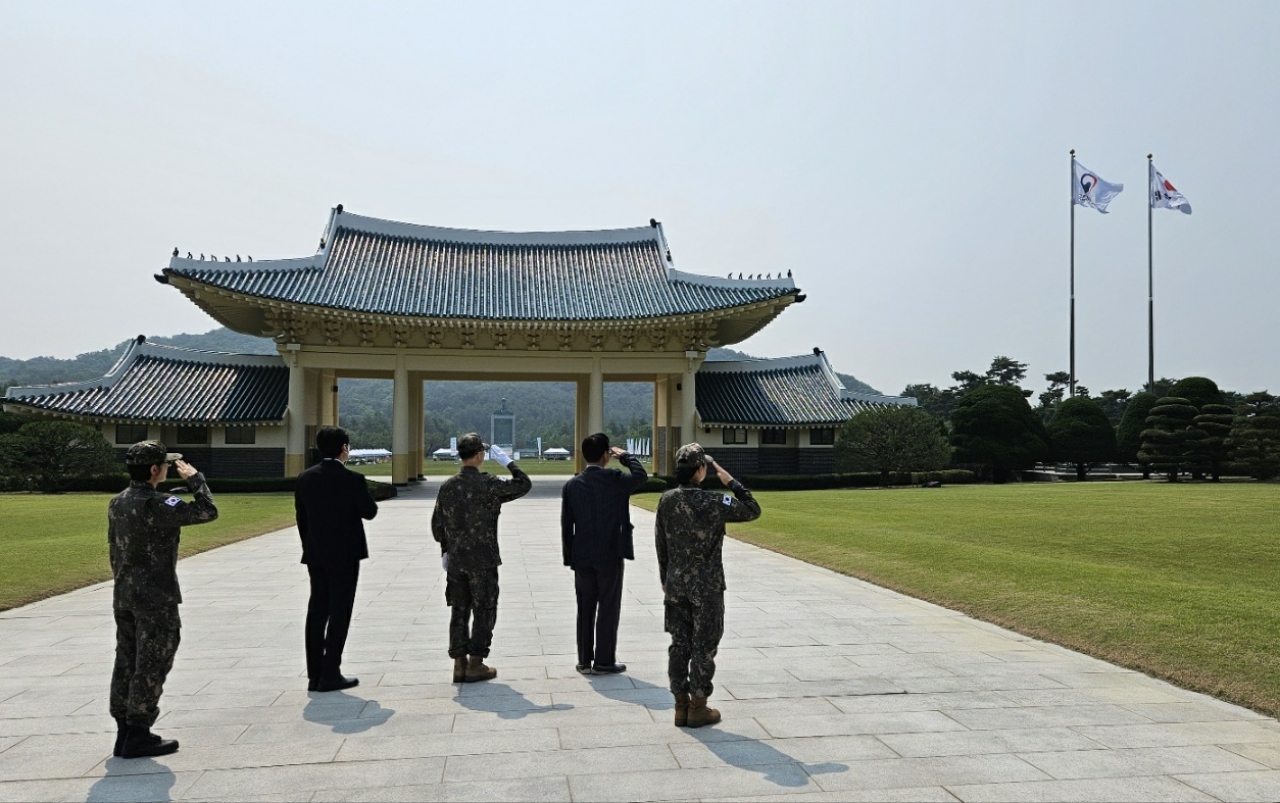 [포토뉴스] 호국 보훈의 달 맞아 대전현충원 참배한 수의사회 군진지부